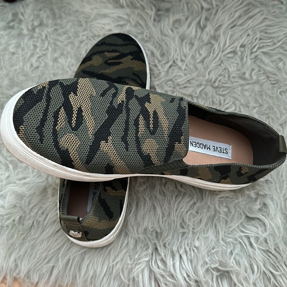 Steve Madden Camo Platform Slides - 9M - Picture 3 of 5